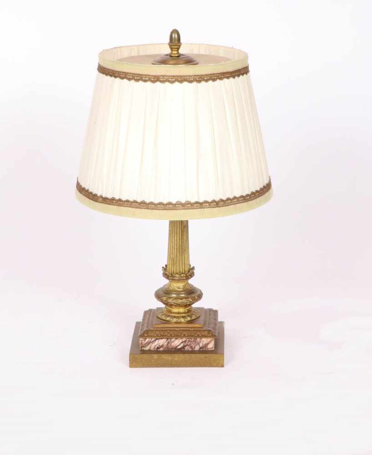 TischlampeFuß im Empirestil, Bronze und Marmor, Stoffschirm. H.: 52 cm.