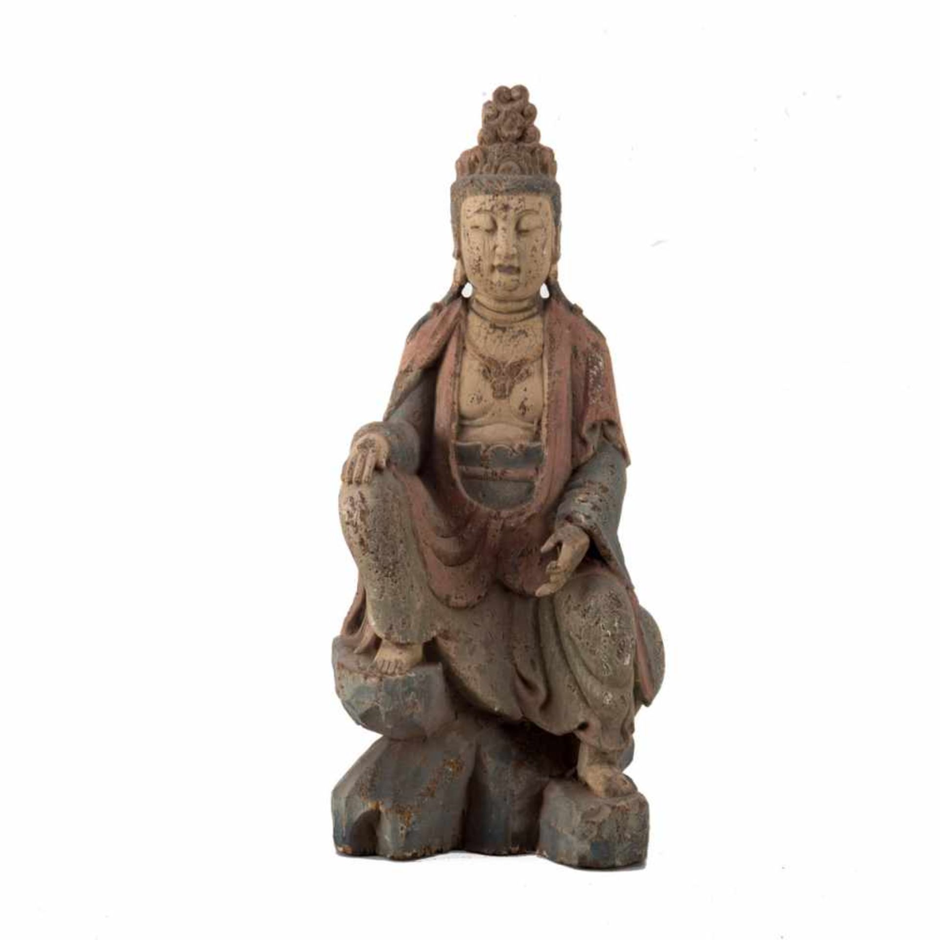 Buddha, ChinaHolz mit Resten alter Bemalung. H.: 50 cm.