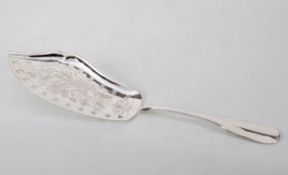 Fischheber750er Silber, durchbrochener Rand. In der Mitte mit graviertem Fisch und Blattranken,