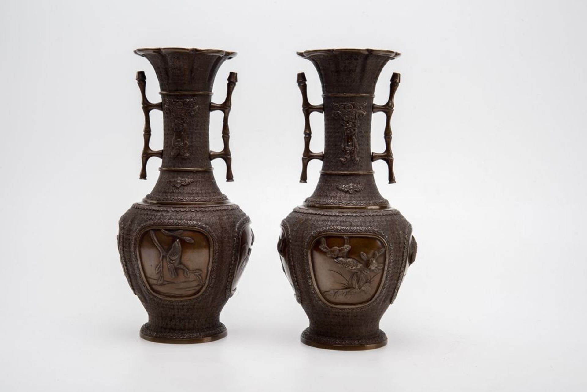 Paar chinesische Bronzevasen, 19. JhPaar chinesische Bronzevasen, 19. Jh., H 30,5 cm, Balusterform