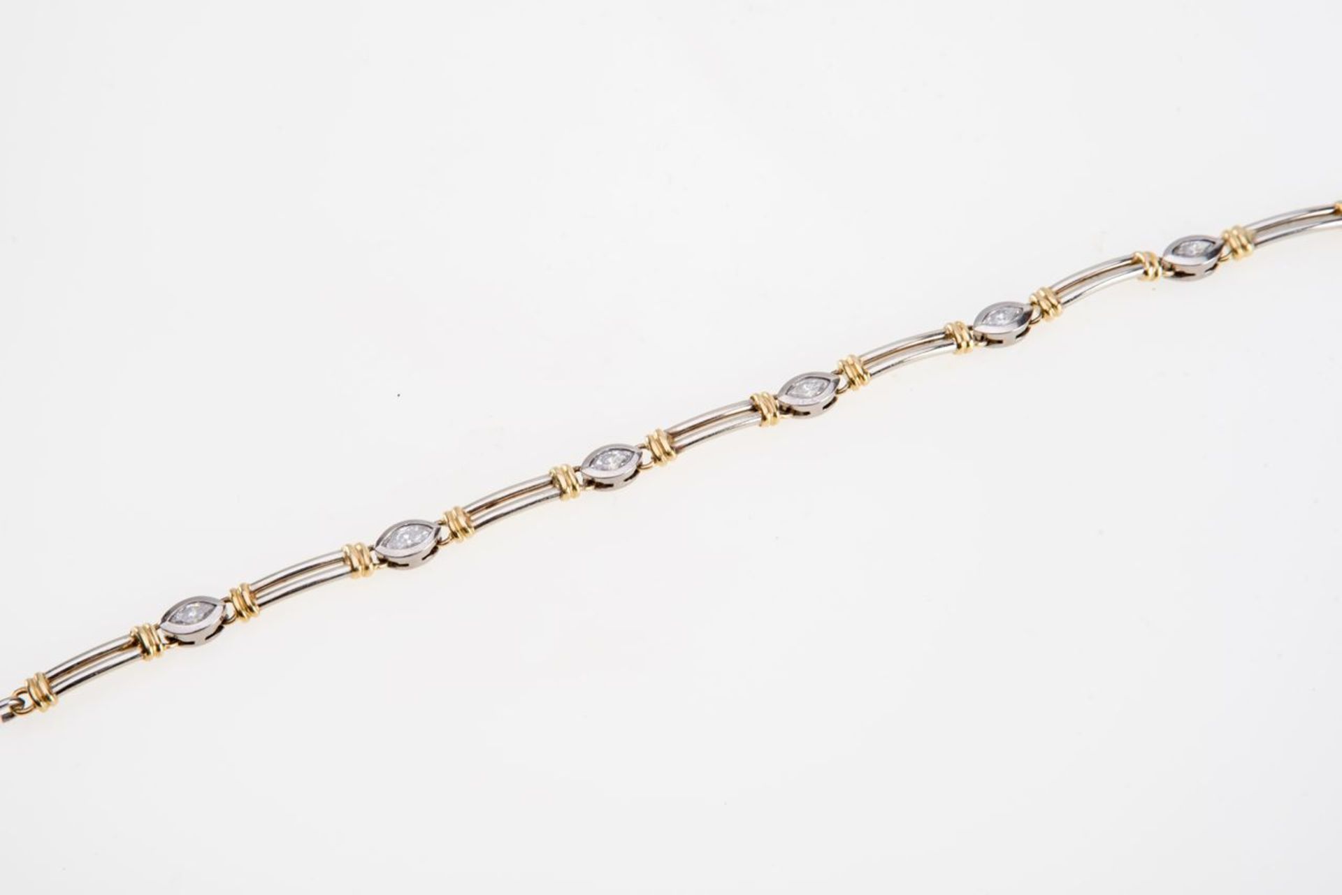 Armband mit Brillanten750er Gelbgold/Weißgold. Band aus paarig angeordneten Stäbchen, 6