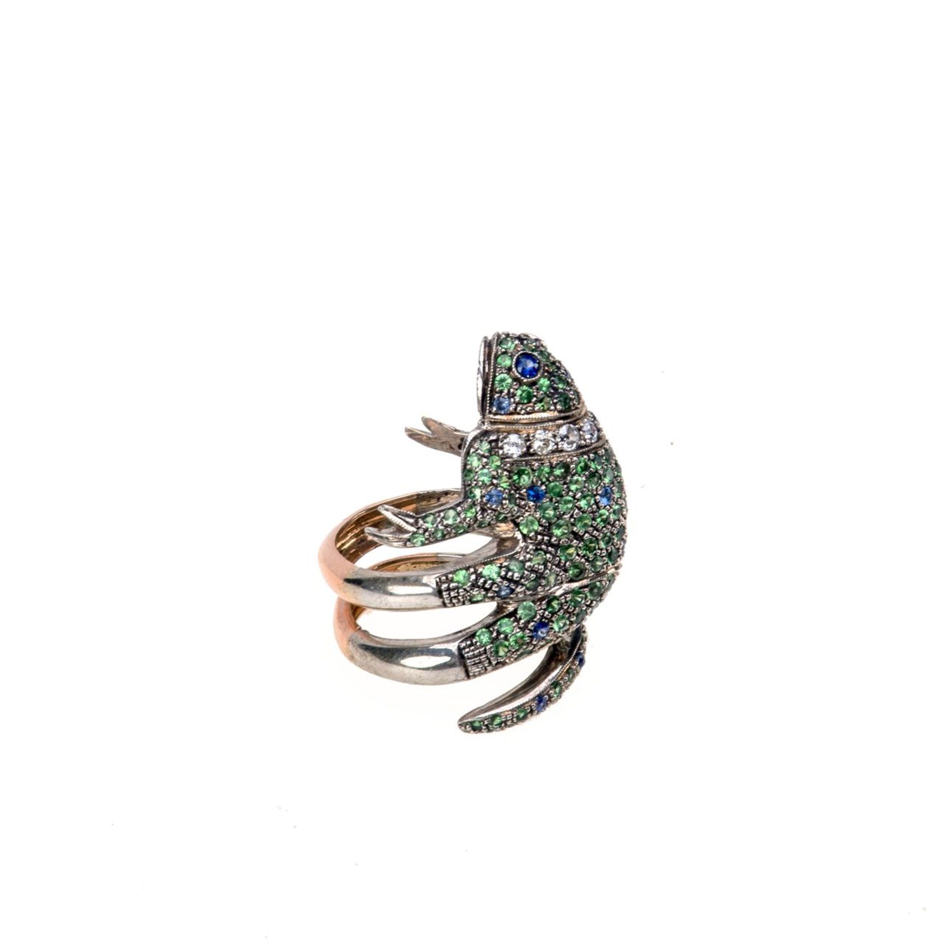 Ring mit FroschfigurSilber, vergoldet. Doppelte Ringschiene, Ringkopf in Form eines Frosches besetzt