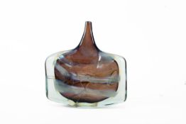 Designer-Vase, wohl SchwedenDickwandiges grünliches Glas mit bräunlicher eingeschmolzener Fläche mit