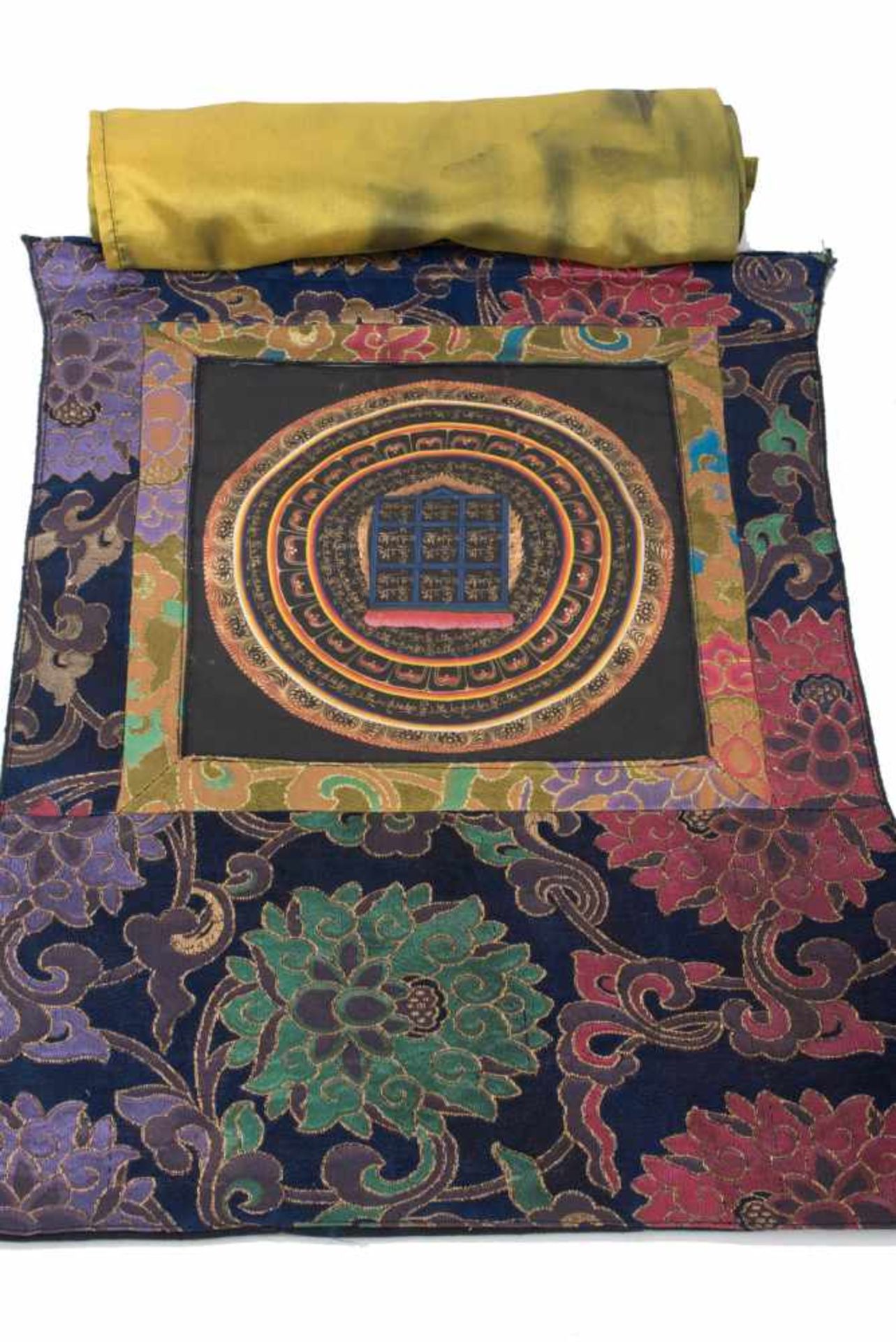 Mandala, TibetSeide mit Goldfäden gewirkt. In der Mitte rundes Motiv, von Blüten und Rankenwerk