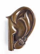 Meret Oppenheim 1913 - 1986 Das Ohr des Giacometti Bronze; H 10,5 cm, B 7,5 cm, T 1 cm;