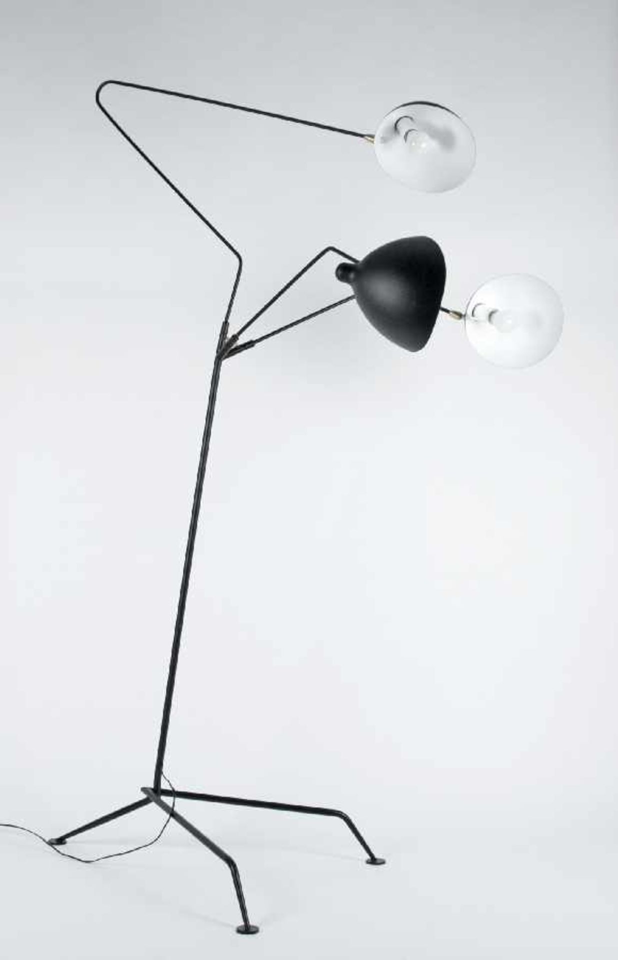 Entwurf wohl 50er Jahre Stehlampe Metall, schwarz lackiert, dreiarmig; H 206 cm, T 120 cm, B ca. 100