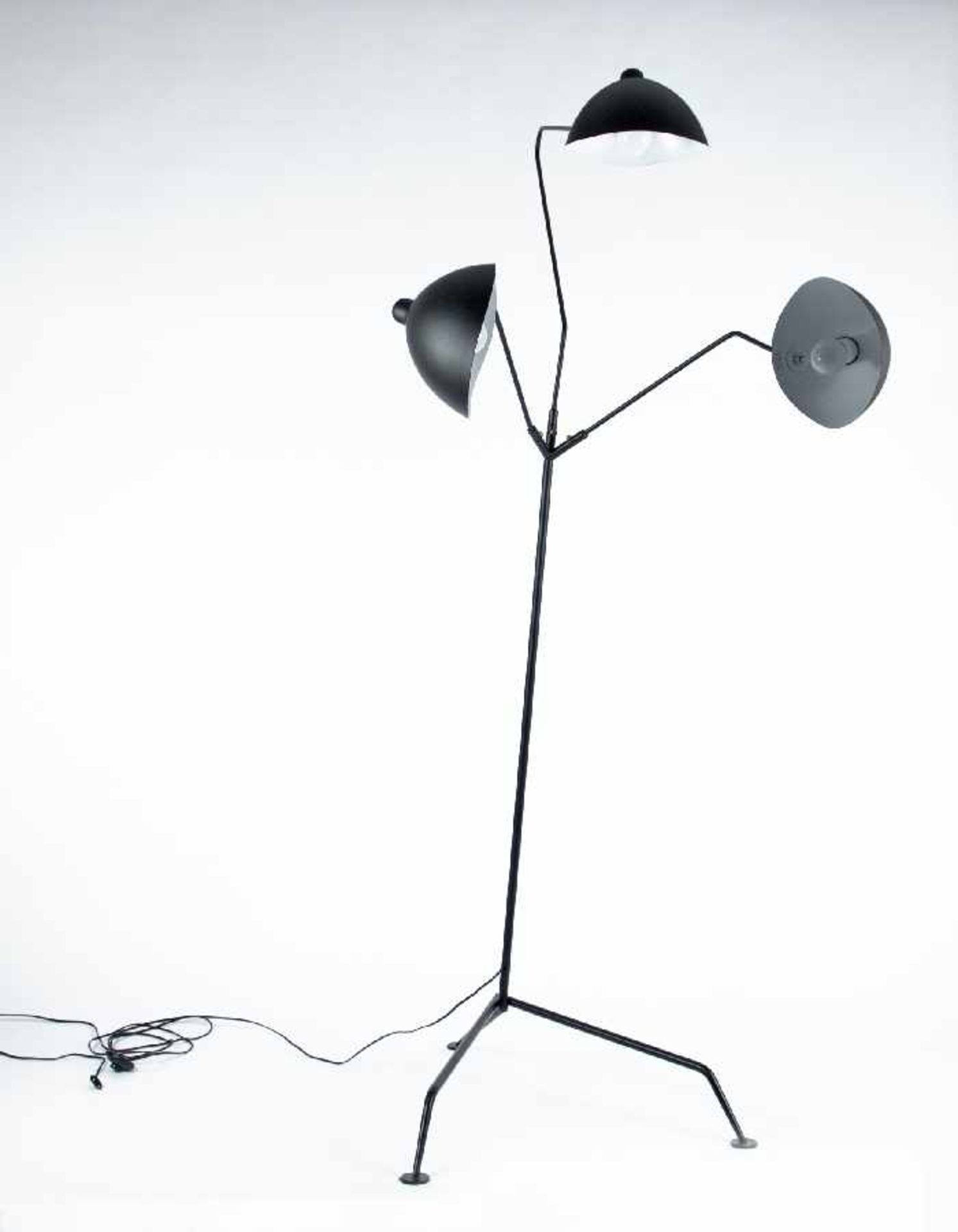 Entwurf wohl 50er Jahre Stehlampe Metall, schwarz lackiert, dreiarmig; H 206 cm, T 120 cm, B ca. 100 - Bild 2 aus 2