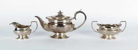 England, 19. Jh. Teekern Silber: Kanne, Milchgiesser, Zuckerdose; B 28 cm (Kanne); 1140 g; jeweils