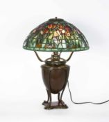 Tiffany Studios New York "Tulip"-Tischlampe Halbkugeliger Schirm aus verbleitem Opalescentglas,