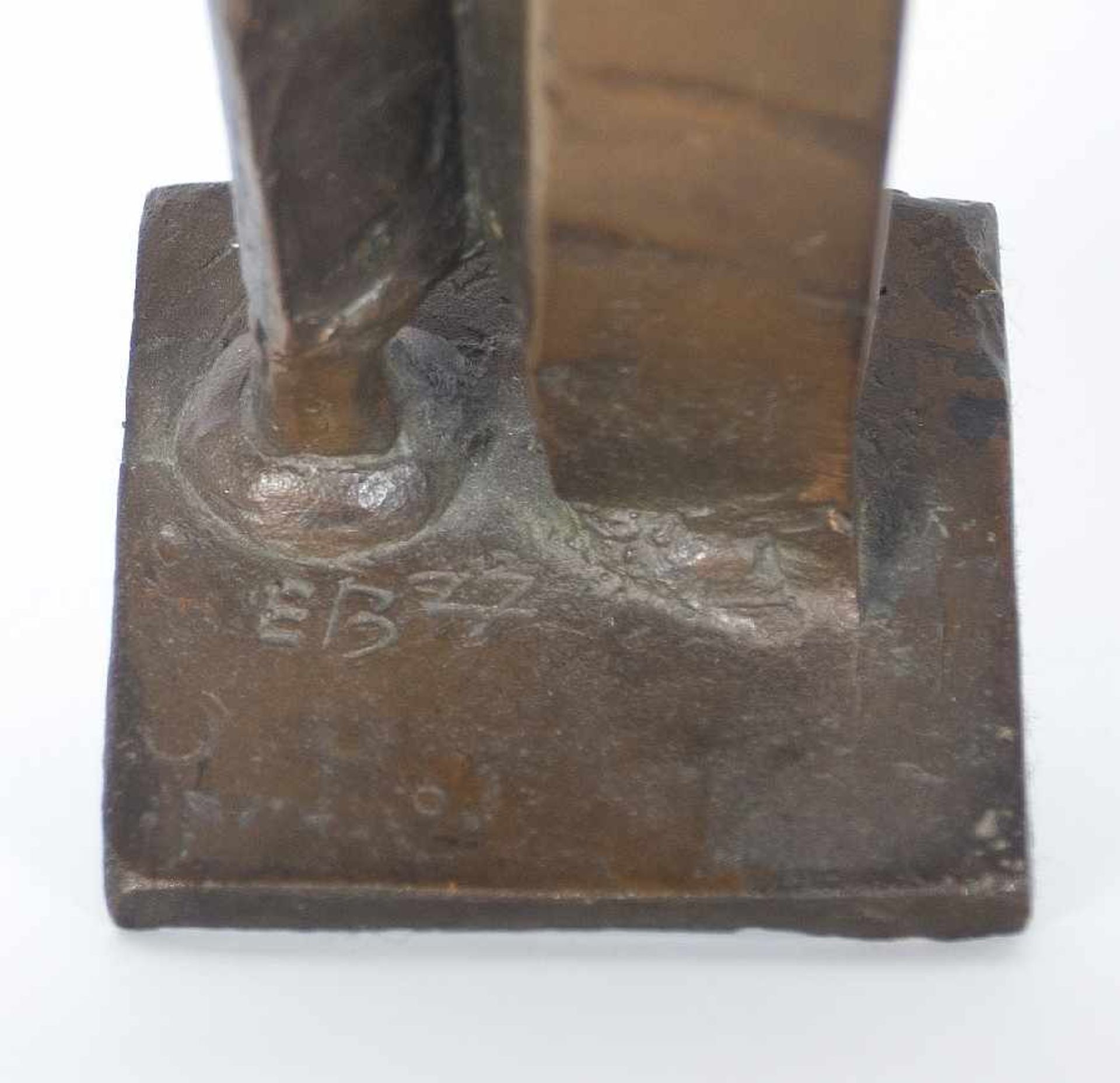 Bildhauer Mitte des 20. Jh. Stele mit filigranem Aufsatz Bronze; H 32,5 cm, B 17 cm; signiert und - Bild 2 aus 2