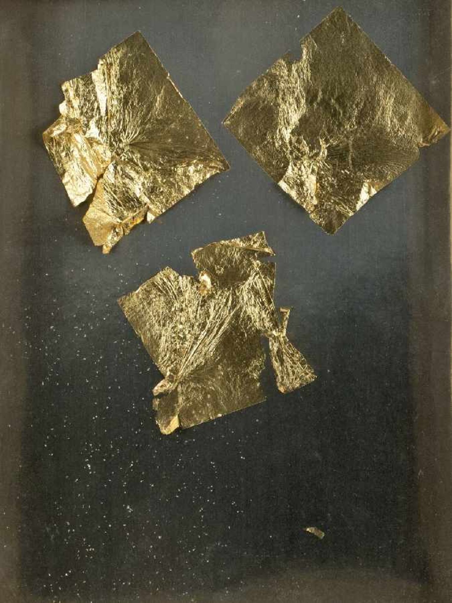 Yves Klein 1928 - 1962 Monochrome und Feuer Blattgold über metallbedampftem Papier; H 320 mm, B