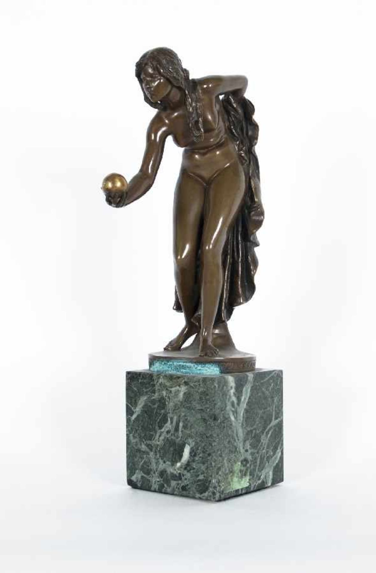 Walter Schott 1861 - 1938 Kugelspielerin Bronze; H 36 cm, B 9,5 cm, T 18 cm; bezeichnet "Walter