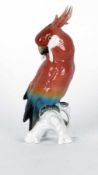 Porzellanmanufaktur ENS Roter Kakadu Porzellan, farbig glasiert; H 19 cm; mit der Marke Porcelain