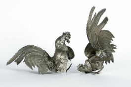 20. Jh. 2 kämpfende Hähne Metall; H 28 bzw. 22 cm 20th century 2 fighting roosters Metal; H 28 or 22