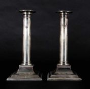 20. Jh. Ein Paar Kerzenhalter Versilbert; H je 23 cm; neoklassizistisches Dekor 20th century A