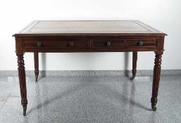 England Schreibtisch (partner desk) Mahagony, lederbezogene Platte, Füße mit Messingrollen; H 79 cm,