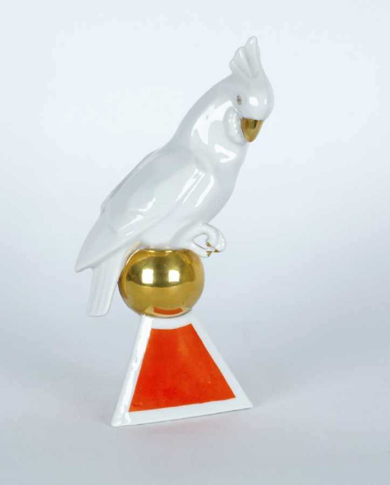 Porzellanmanufaktur Schaubachkunst Kakadu auf Kugel Porzellan, farbig glasiert und mit Golddekor;