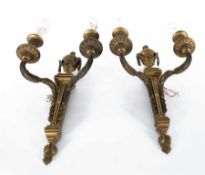 20. Jh. Ein Paar Wandappliken mit klassizistischem Dekor Bronze, elektrifiziert; H je 41,5 cm 20th