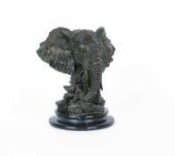Japan Elefant mit Jungem Bronze; H 19 cm Japan Elephant with baby elephant Bronze; H 19 cm