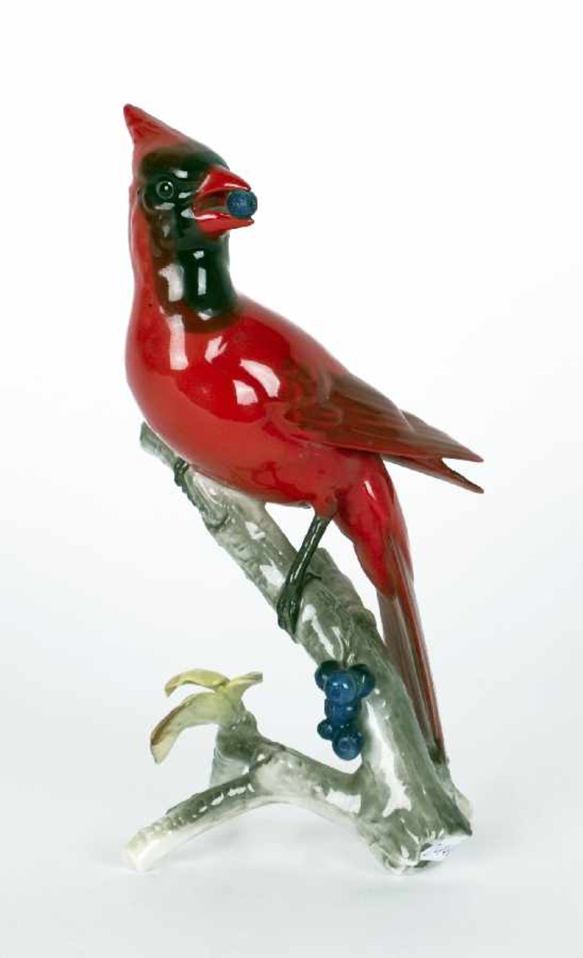 Hutschenreuther Roter Pirol mit Beere Porzellan, farbig glasiert; H 21 cm; 1 Blatt bestoßen