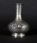 Silbermanufaktur des 20. Jh. Kleine Vase mit Rosendekor Silber; H 14 cm; bezeichnet "830