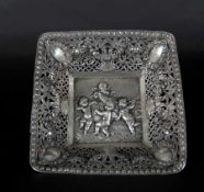 Silbermanufaktur des 20. Jh. Körbchen mit Putto- und Rosendekor Silber; L 19,5 cm, B 19,5 cm, H 6