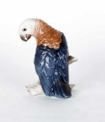 Dahl Jensen 1874 - 1960 Papagei mit blauen Schwingen Porzellan, farbig glasiert; H 14 cm; bezeichnet