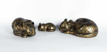 20. Jh. Katzen mit Jungem 3 Metallfiguren, farbig gefasst; L 32 cm bzw. 16 cm 20th century Cats with