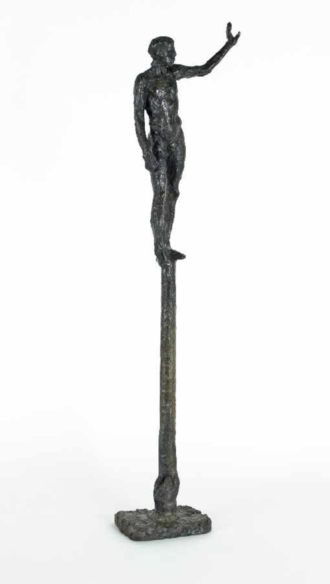 Bildhauer der 2. Hälfte des 20. Jh.Stehender auf BaumstammBronze; H 66 cm; bezeichnet "SP";