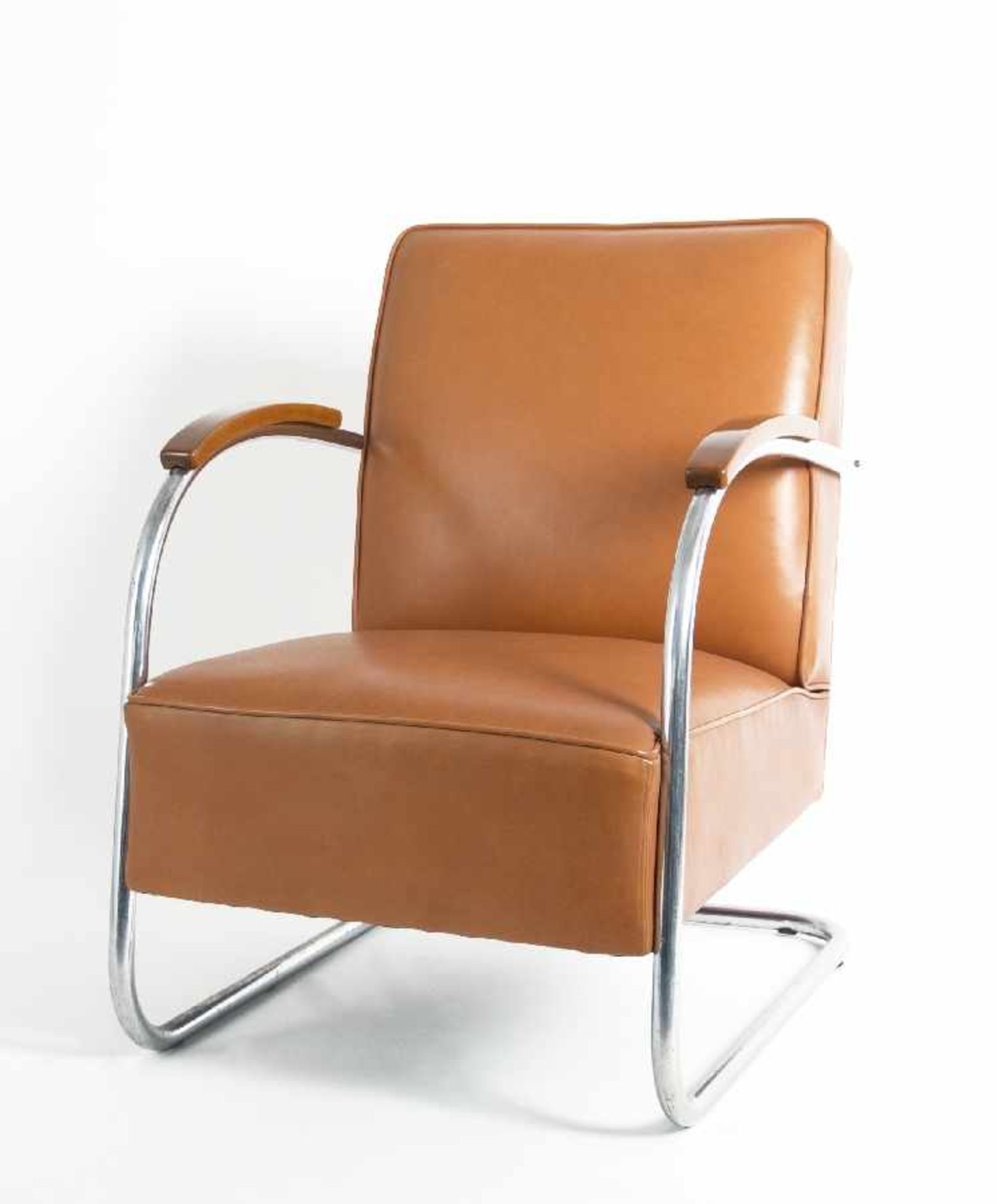 Thonet2 SesselStahlrohrgestell, verchromt, Holzgriffe, Lederbezüge jünger, Entwurf 1935; je H 82 cm,