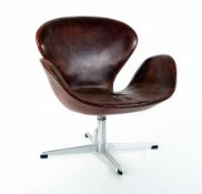 Arne Jacobsen1902 - 1971Swan chair für Fritz HansenAluminiumfuß, Lederpolster (rest.); H 74 cm;