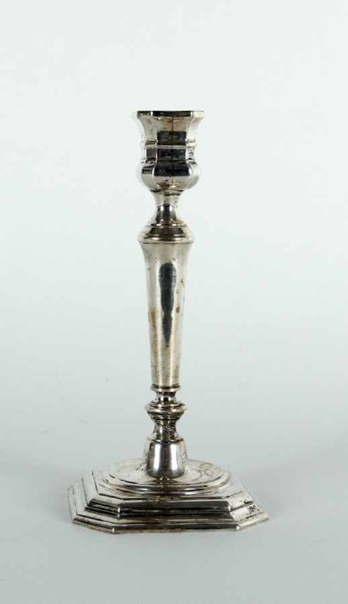 Silbermanufaktur des 20. Jh.Satz von 5 KerzenhalternSilber; je gepunzt "800"; 1390 g; Beigabe: ein - Bild 3 aus 3