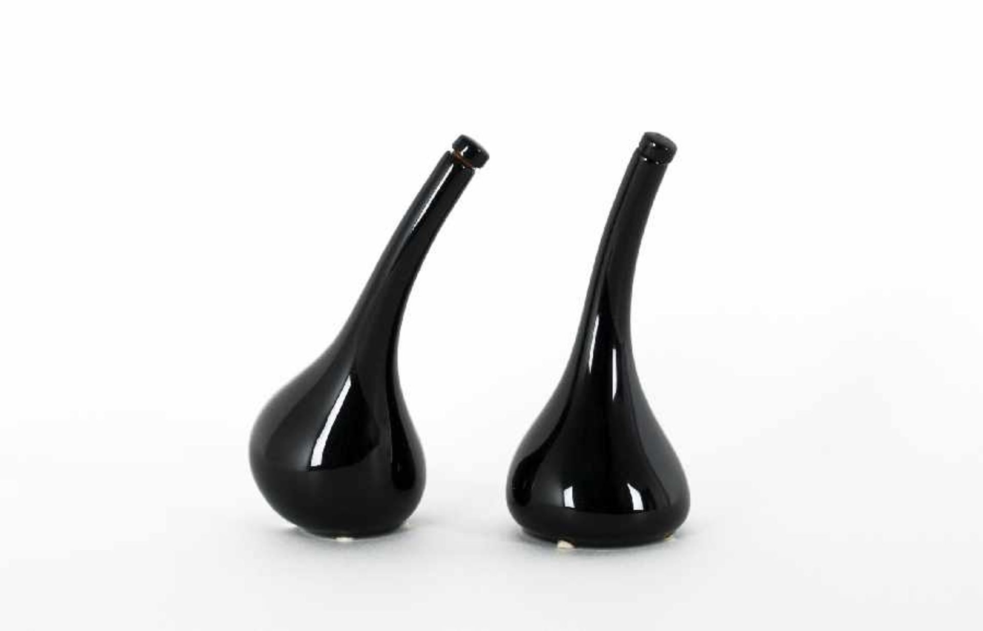 Ron Arad1951Öl und Essig-Set2 Porzellangefäße; H je 19 cm; unten bezeichnet "Rosenthal Studio Line"