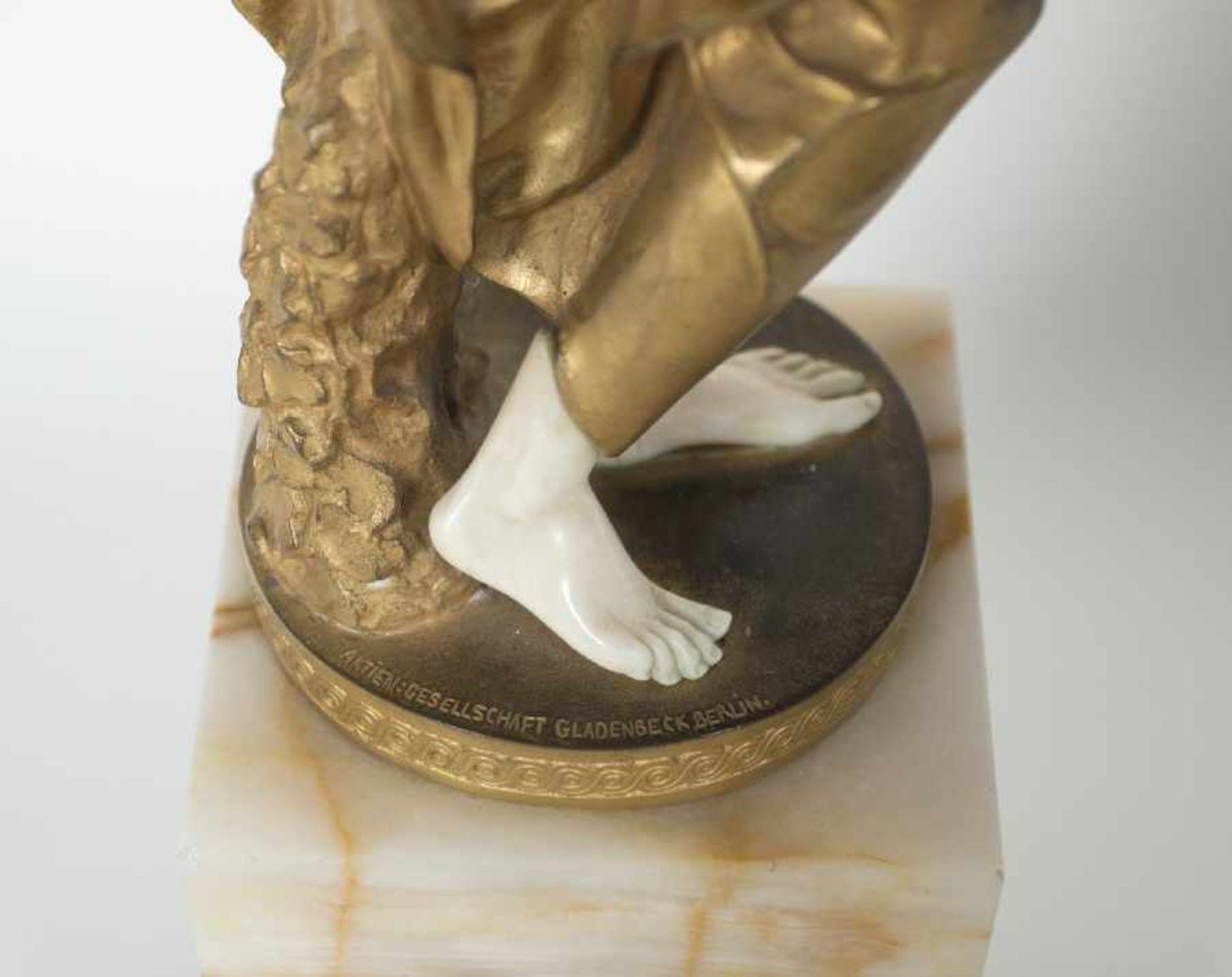 Walter Schott1861 - 1938KugelspielerinVergoldete Bronze, Bein, Onyxsockel, 1897; H 36 cm; bezeichnet - Bild 4 aus 4