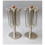 Zwei Art Déco Leuchter 1920/30er Jahre Metall, vernickelt. Achtarmige Form auf rundem Stand und