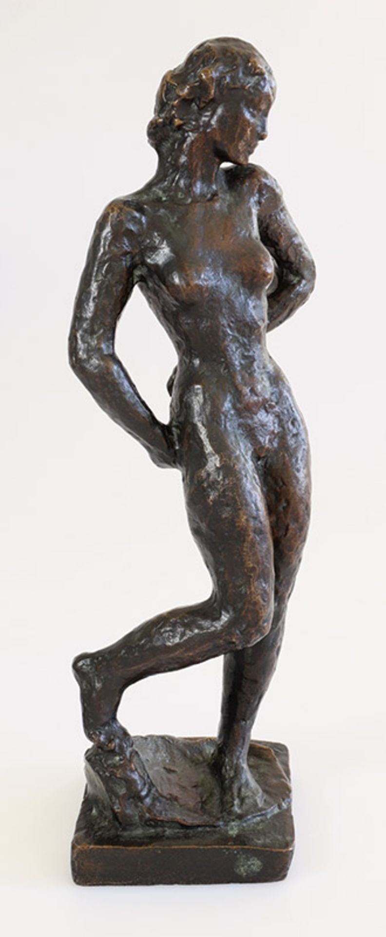 StatuetteGeorg Kolbe (1877-1947)Bronze, patiniert. H. 40,6 cm. Auf der Plinthe signiert GK. - Image 2 of 4