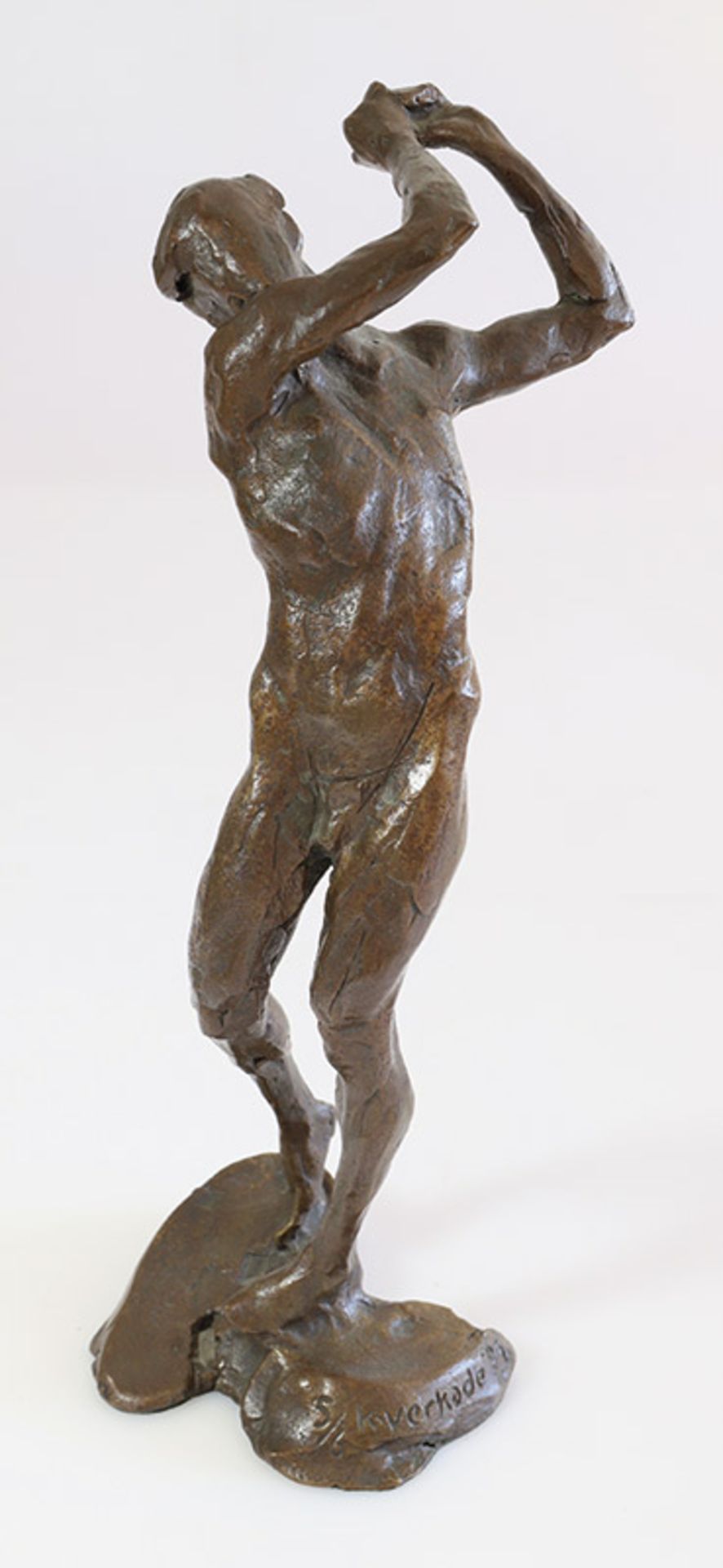 StatuetteKees Verkade* (*1941)Bronze, patiniert. H. 35 cm. Auf der Plinthe bezeichnet und datiert