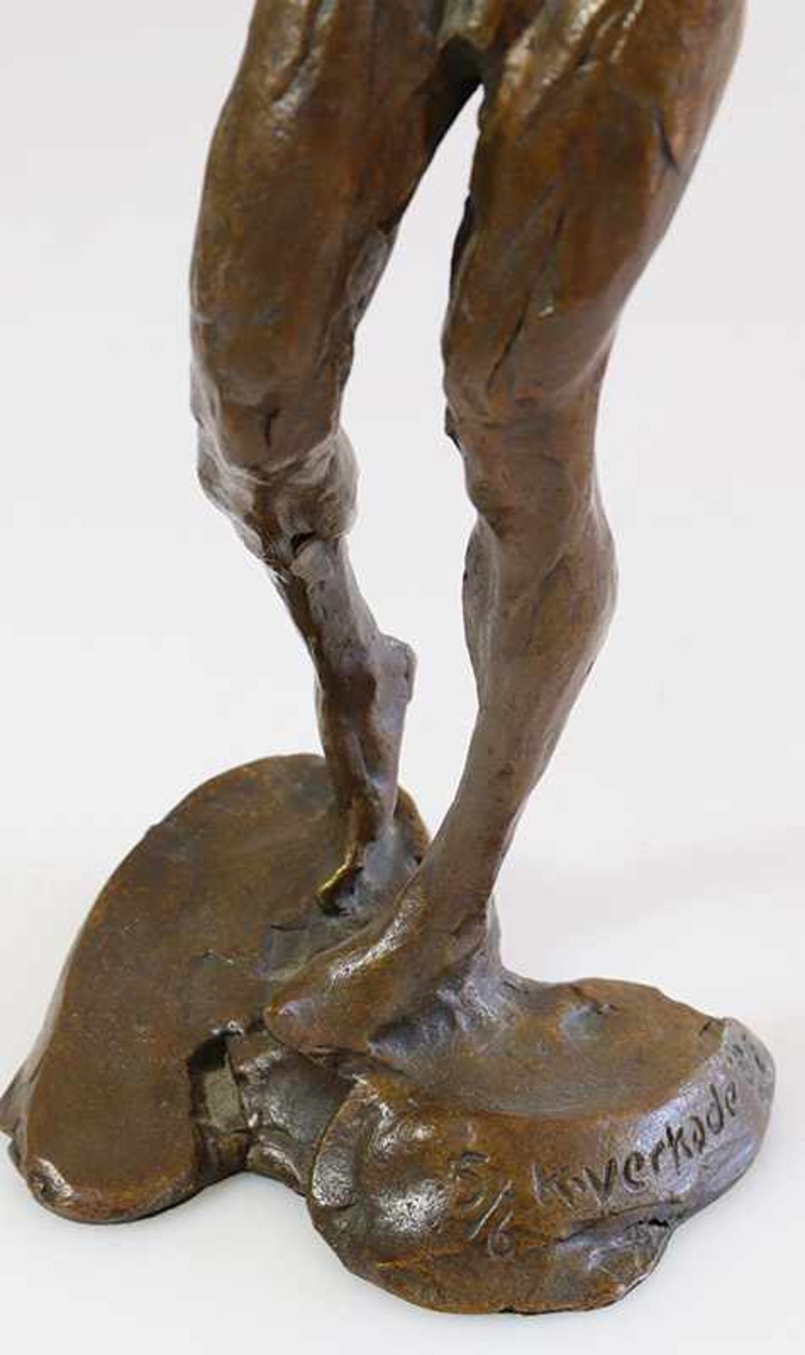 StatuetteKees Verkade* (*1941)Bronze, patiniert. H. 35 cm. Auf der Plinthe bezeichnet und datiert - Image 2 of 2