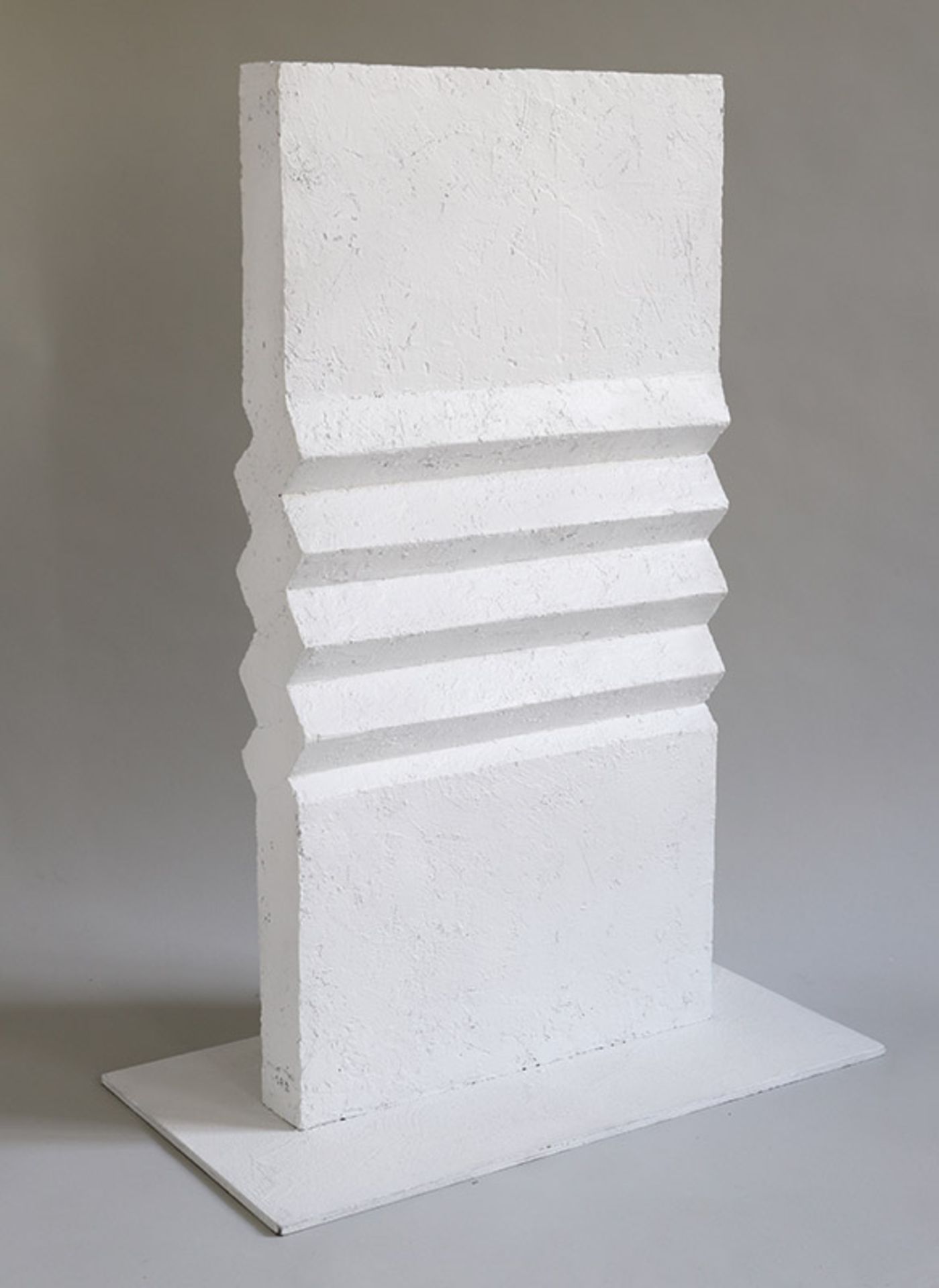Linienplastik Leo Erb * (1923-2012) 1982 Werkstoff, glänzend weiß strukturierte Oberfläche. 78,5 x