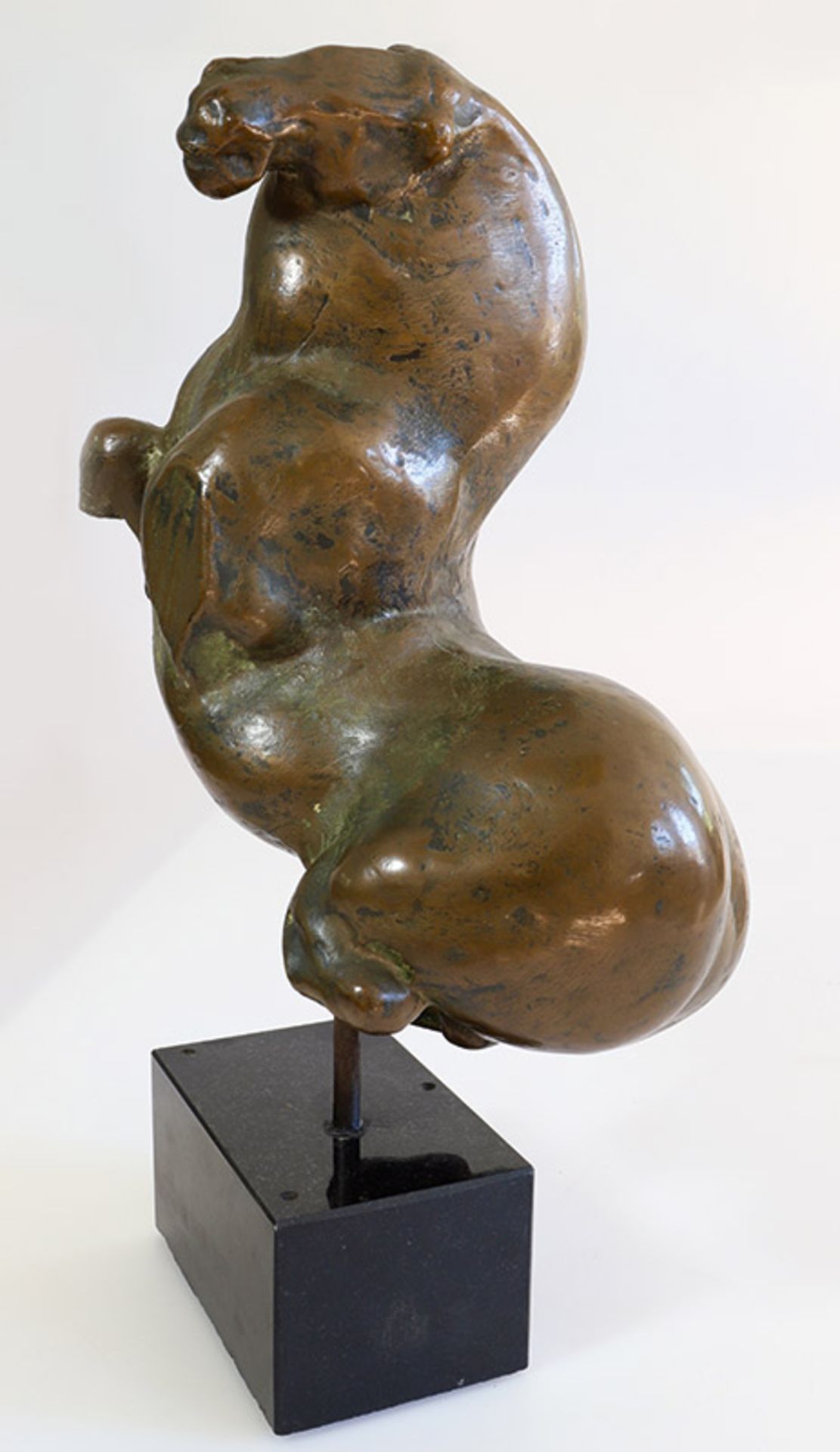 PferdetorsoArthur Spronken (*1930)Bronze, patiniert. Schwarze Granitbasis. H. 36 cm (ohne Sockel),