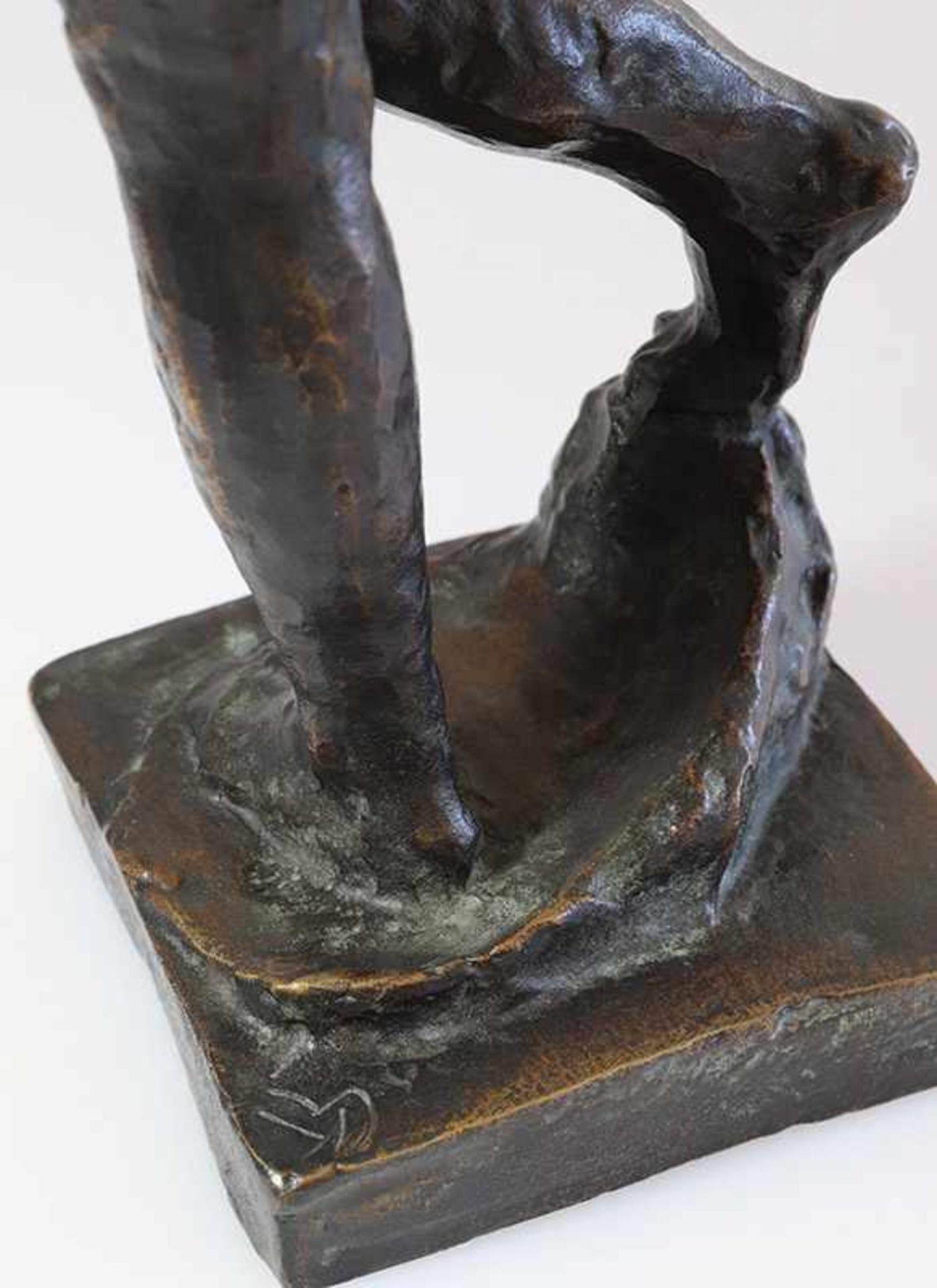StatuetteGeorg Kolbe (1877-1947)Bronze, patiniert. H. 40,6 cm. Auf der Plinthe signiert GK. - Image 3 of 4