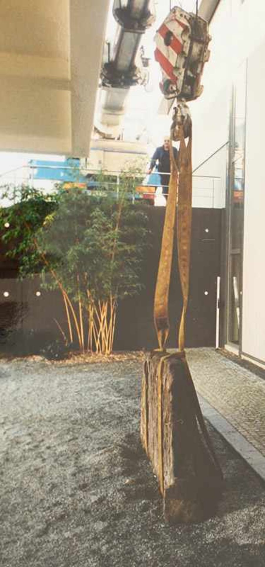 Japanischer GartenHeinz Mack* (*1931)1998Karree aus Basalt-Split mit drei skulpturalen Steinen. - Image 3 of 6