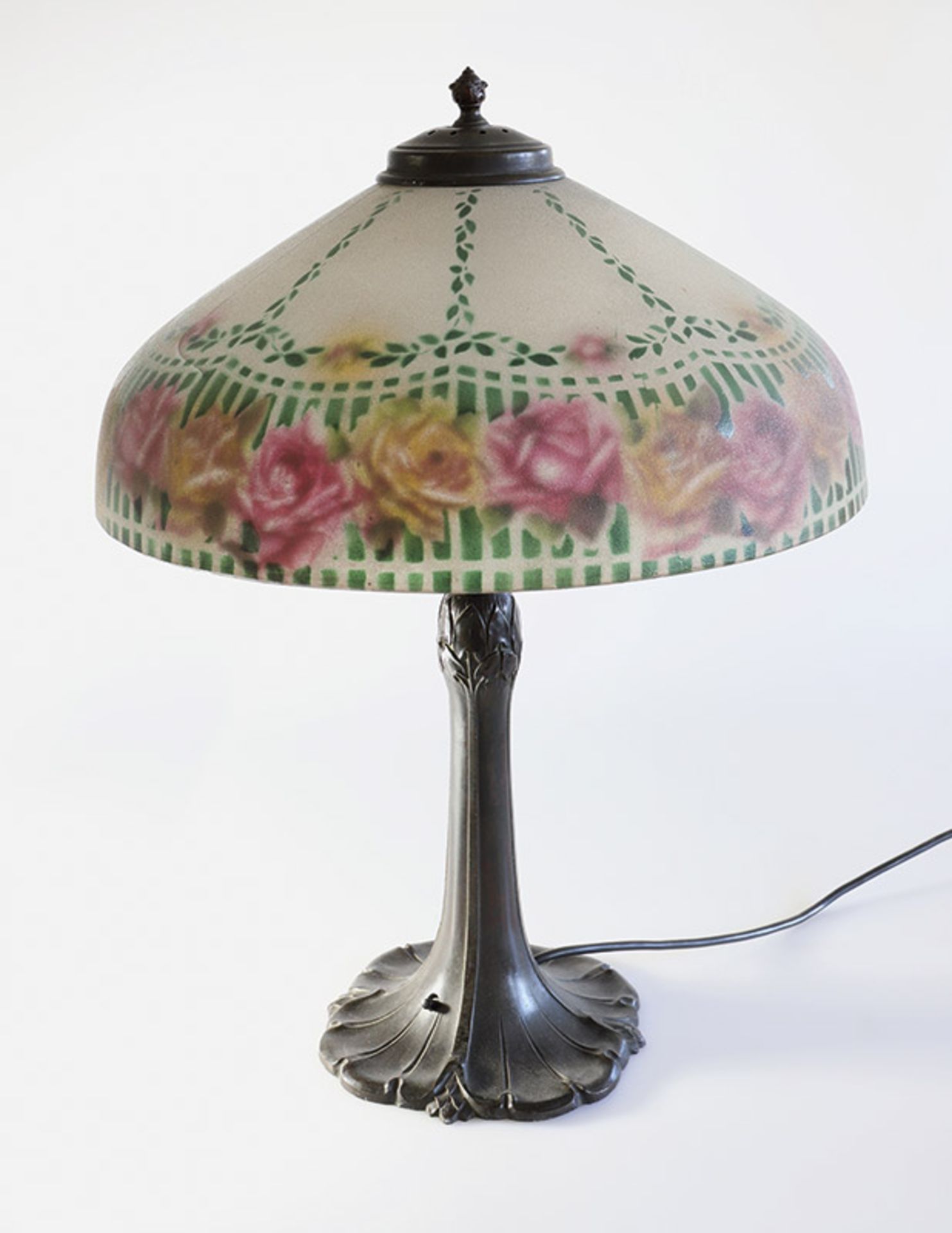 Jugendstil Lampeum 1915Metall, bronziert. Glasschirm mit strukturierter Oberfläche und polychromem