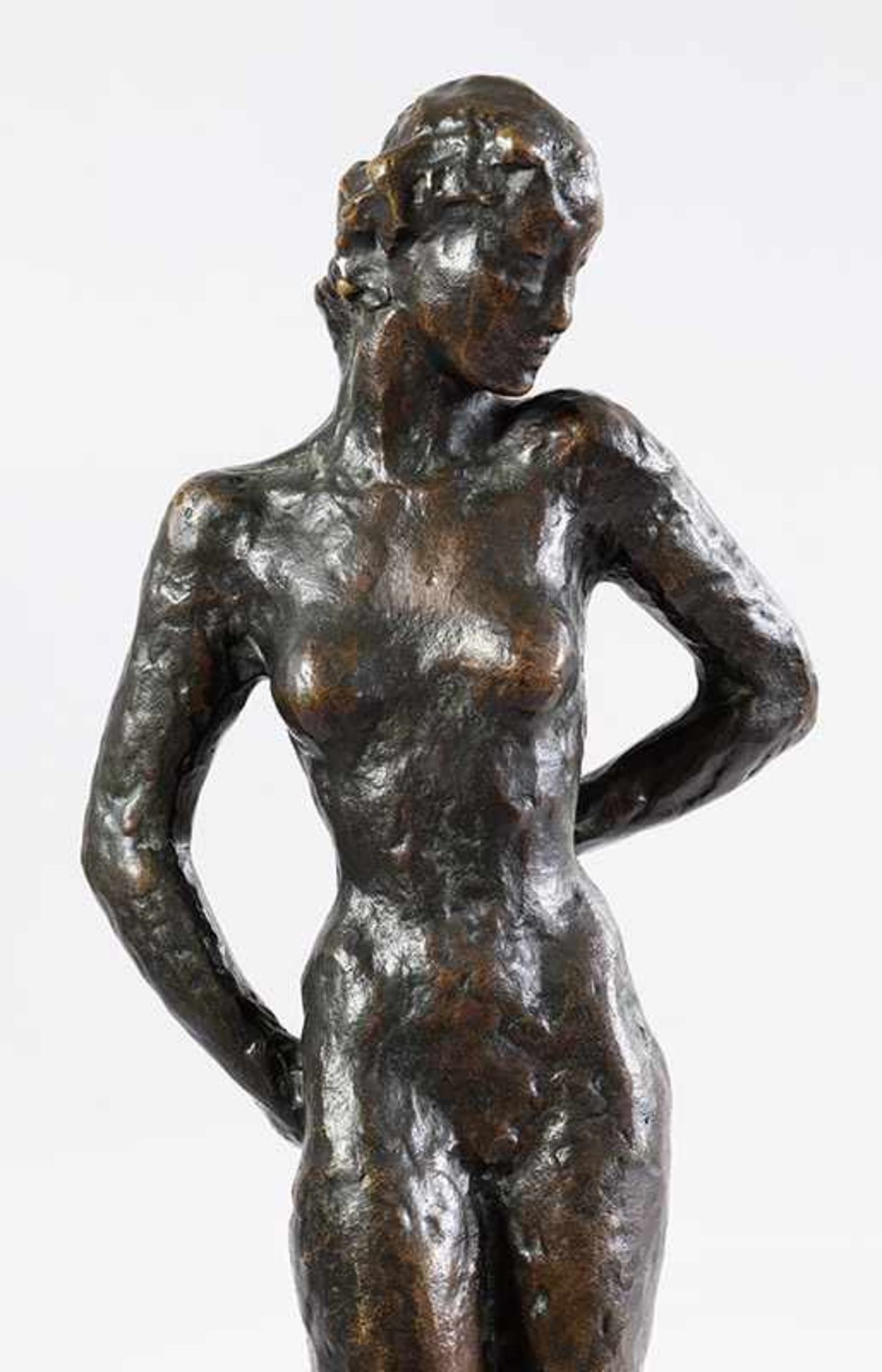 StatuetteGeorg Kolbe (1877-1947)Bronze, patiniert. H. 40,6 cm. Auf der Plinthe signiert GK.
