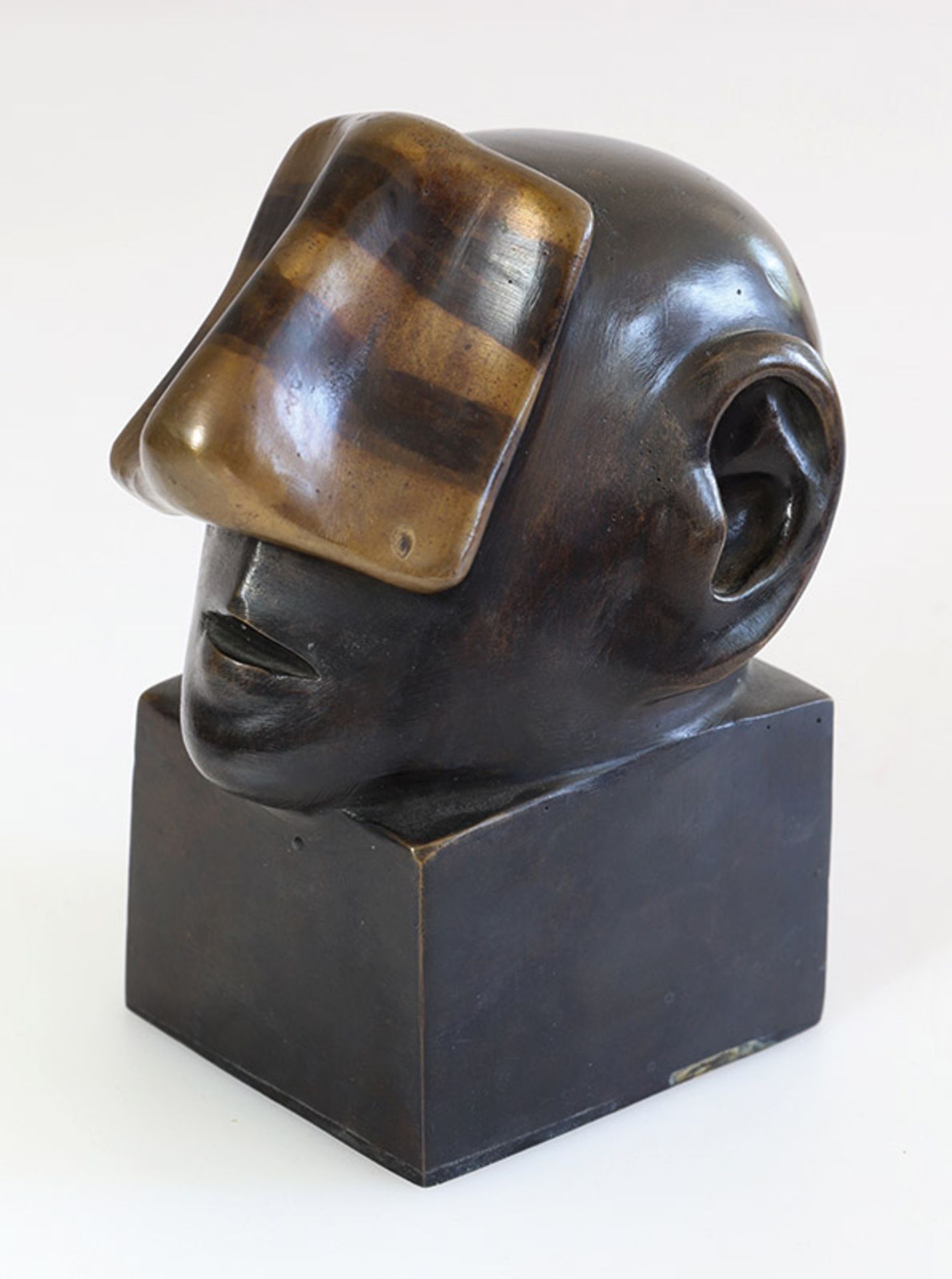 KopfbüsteRainer Kriester (1935-2002)Bronze, mehrtonig patiniert. 14 x 11 x 9 cm. Hinten signiert und