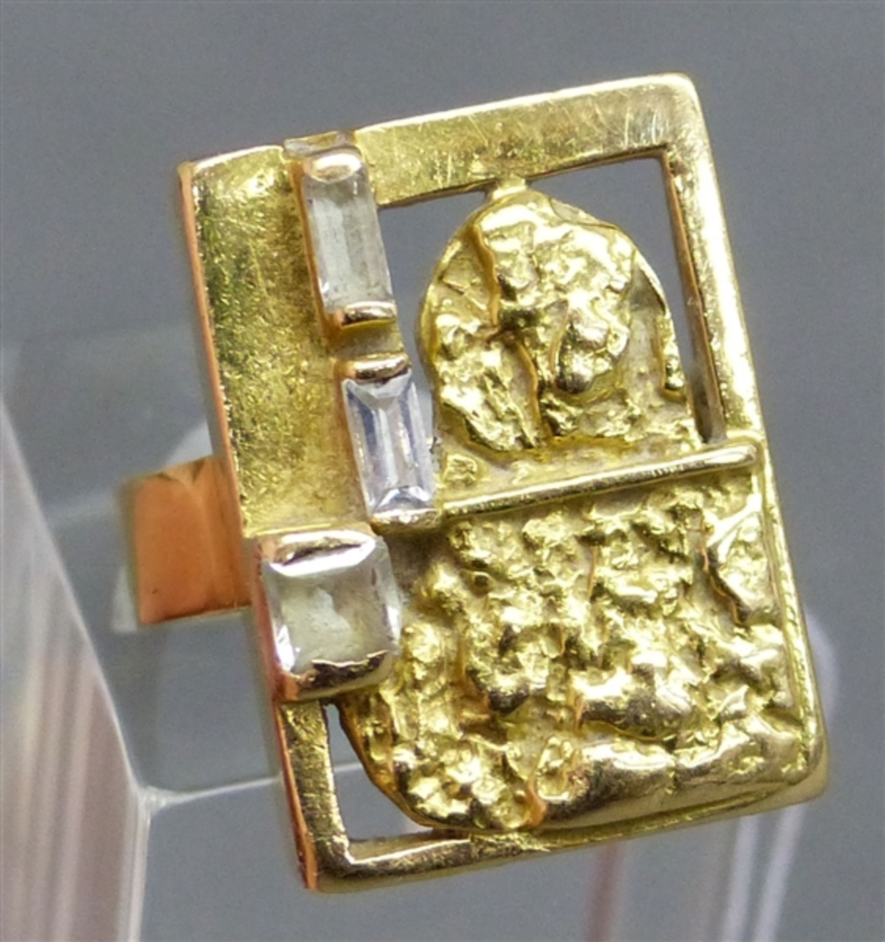 Damenring 18 kt. Gelbgold, 3 weiße Steine, teilweise durchbrochen gearbeitet, Designarbeit, ca. 11 g