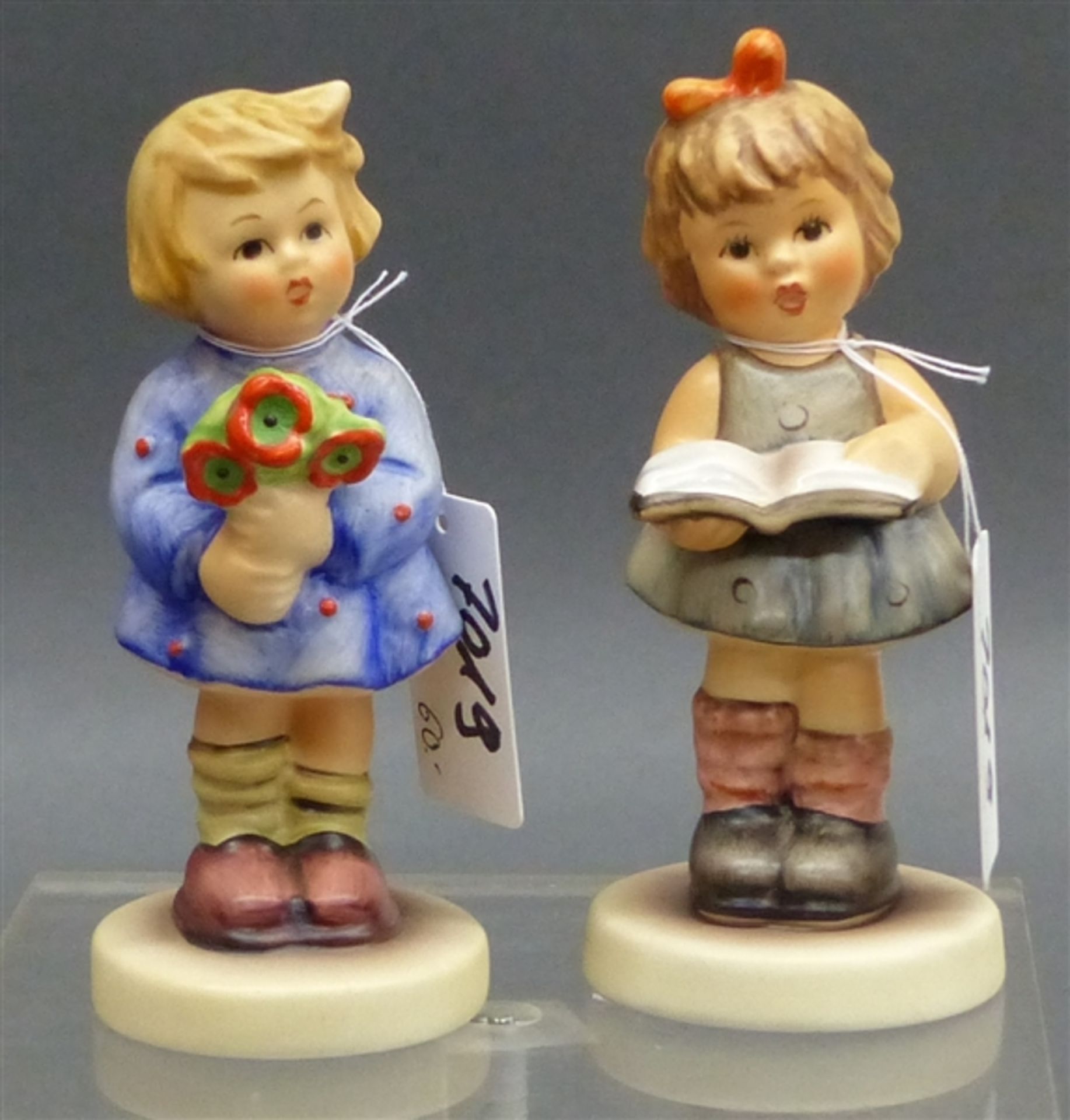 Paar Hummelfiguren Porzellan, Manufaktur Goebel, Mädchen mit Blumenstrauß, Mädchen mit Buch, FM6 +