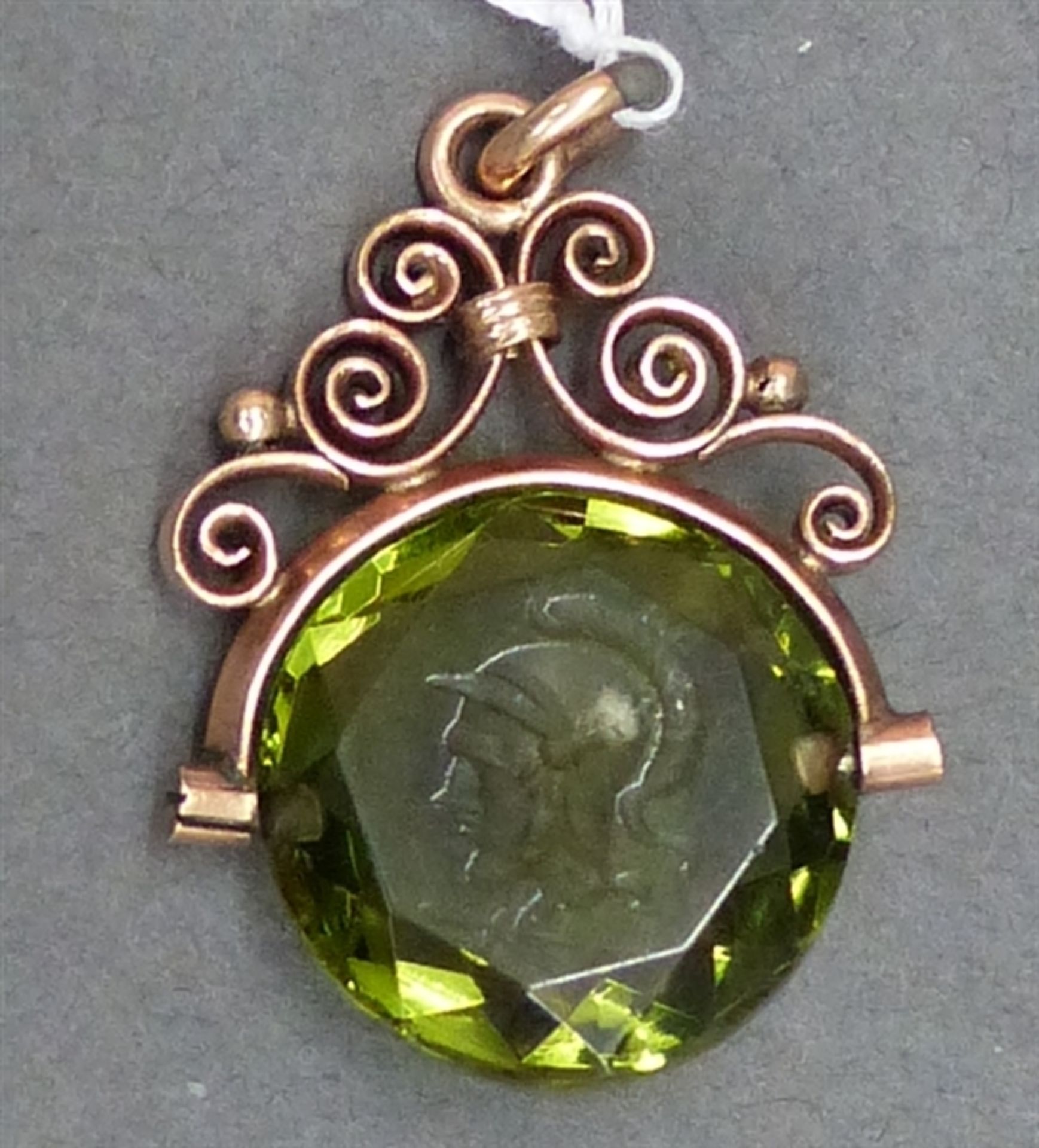 Siegelanhänger, um 1900 Doublefassung, grüner Edelstein mit Gravur, "Römerkopf", h 2,5 cm,