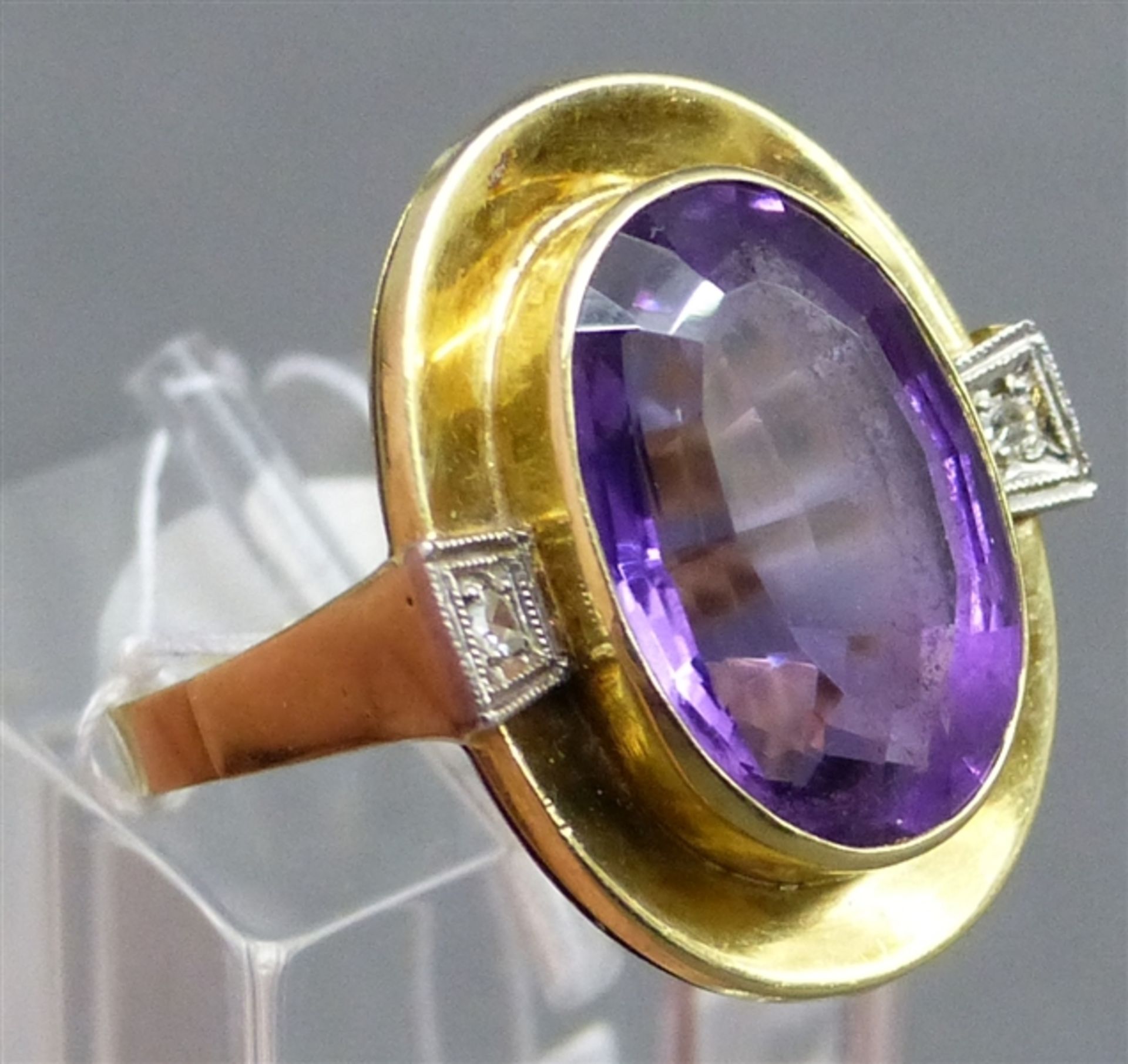 Damenring 14 kt. Gelbgold, 1 geschliffener, ovaler Amethyst, 2 kl. Diamanten, 60er Jahre, ca. 6 g