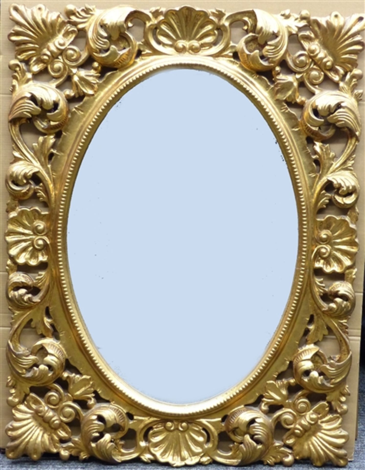 Prunkrahmen Holz, teilweise aufgestuckt, vergoldet, durchbrochen gearbeitet, ovales Spiegelglas, 20.